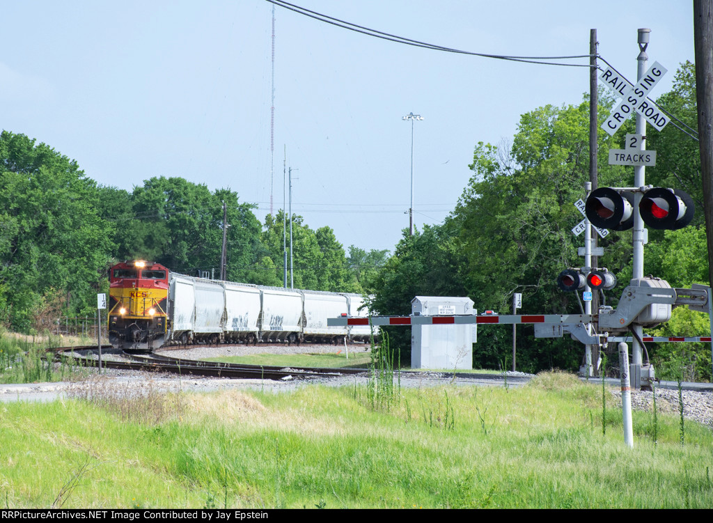 KCS 4003 rounds the bend at Tower 26